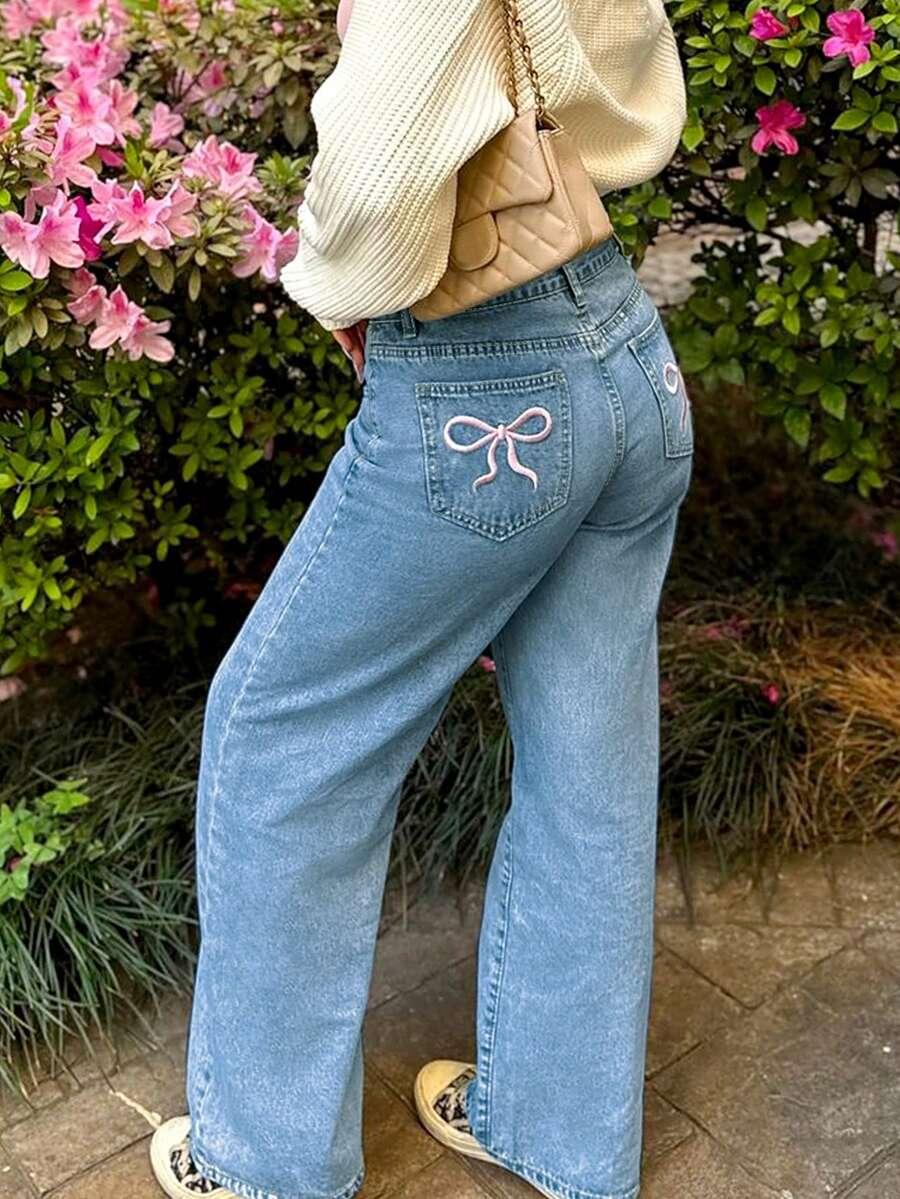 niebieskie spodenki jeans