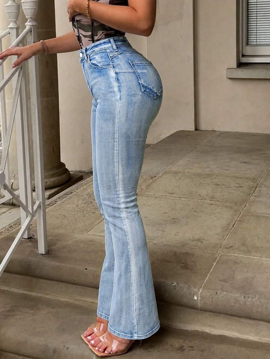 niebieskie spodnie flare jeans