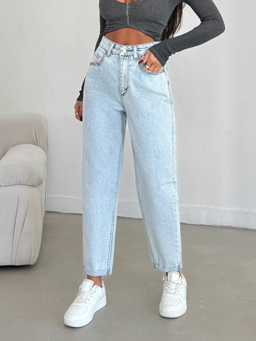 niebieskie spodnie jeans