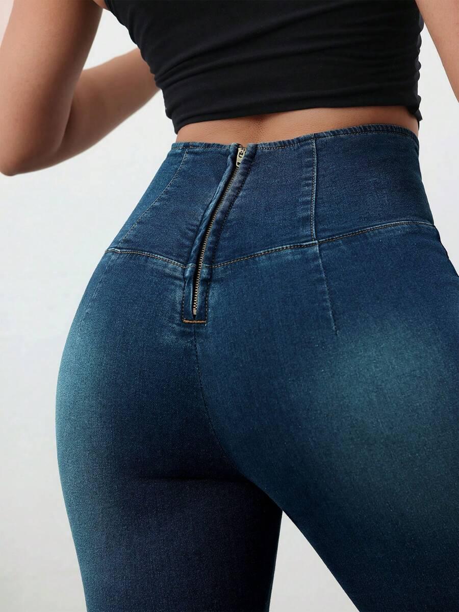 niebieskie spodnie jeans