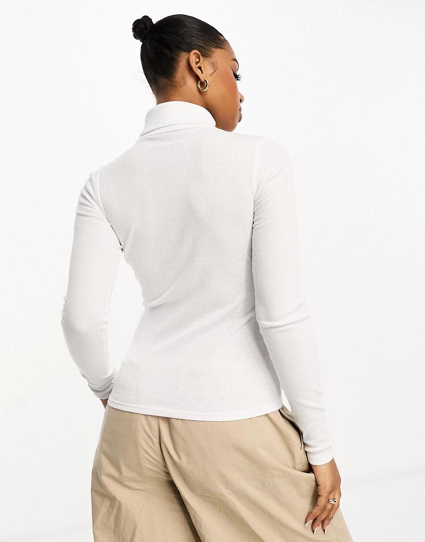 biały sweter z długim rękawem w prążki golf