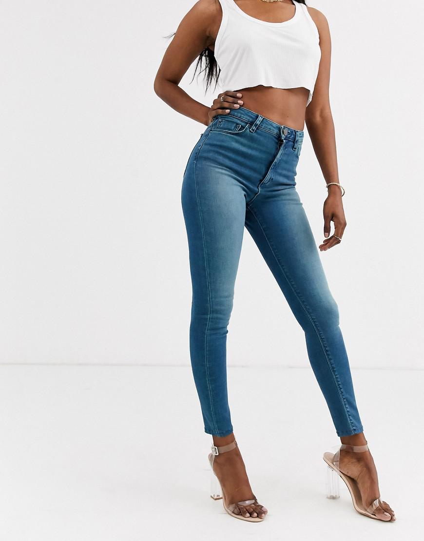 niebieskie spodnie jeans rurki