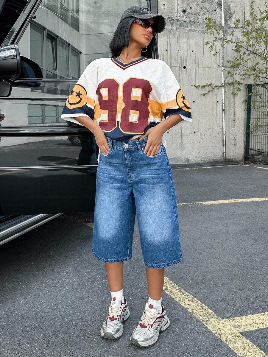 niebieskie spodenki jeans