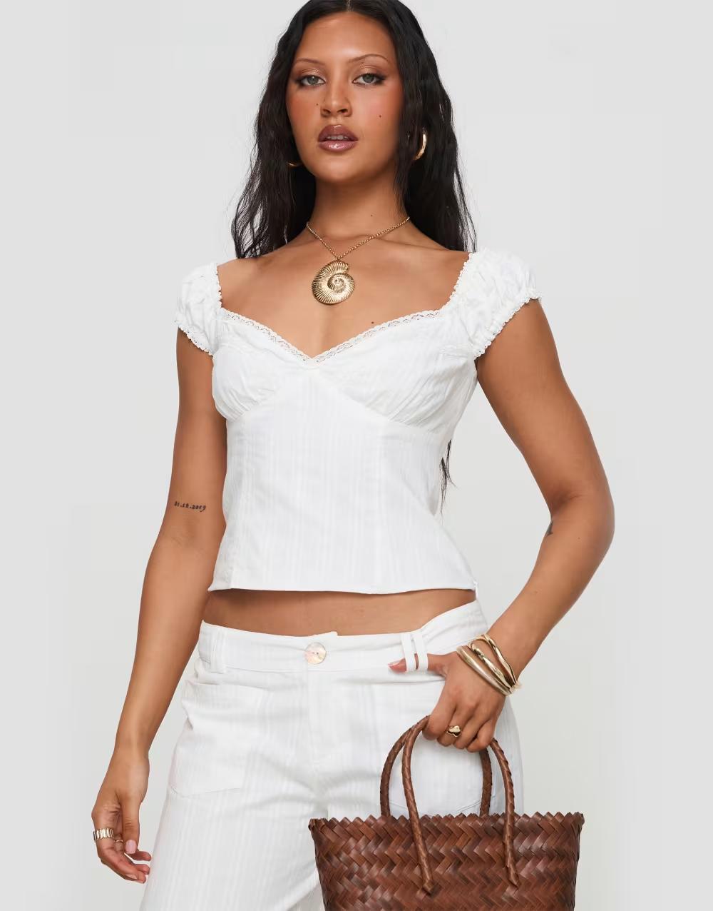 biały top dekolt serce