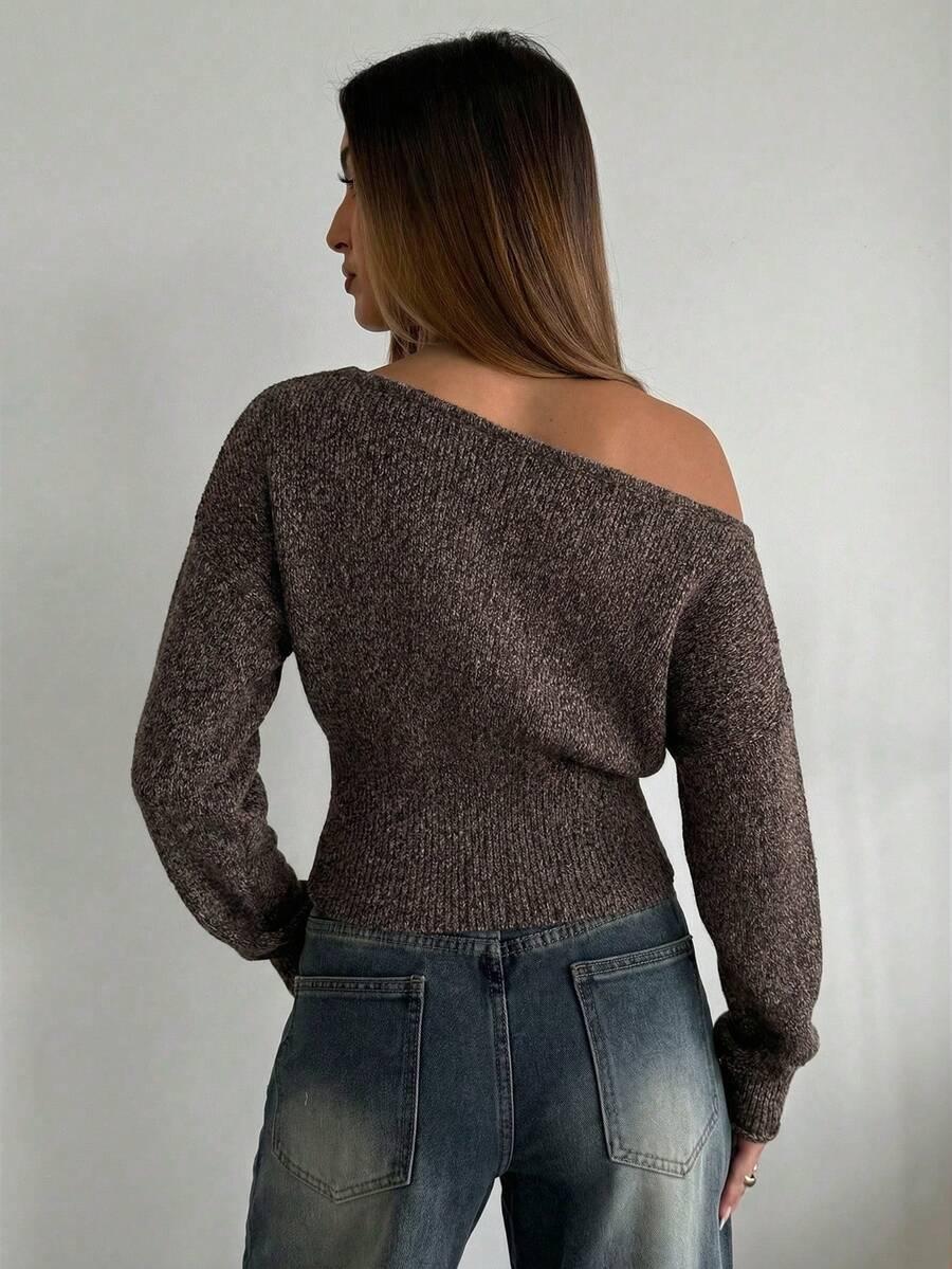 brązowy sweter asymetryczny dekolt 