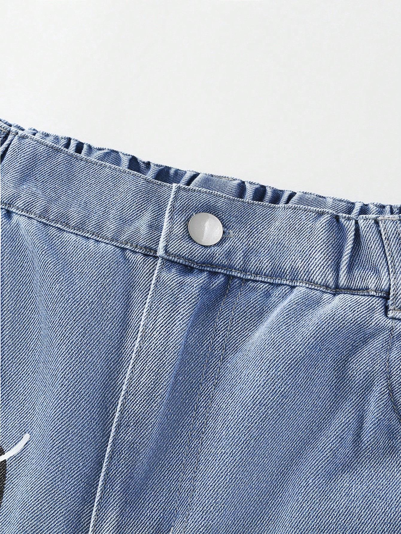 niebieskie spodnie jeans napisy