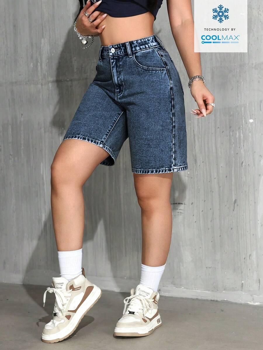 niebieskie spodenki jeans