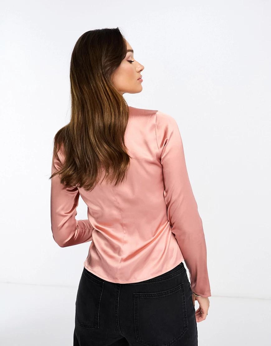 różowa satynowa bluzka z długim rękawem