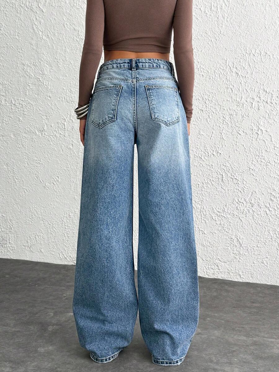 niebieskie spodnie jeans