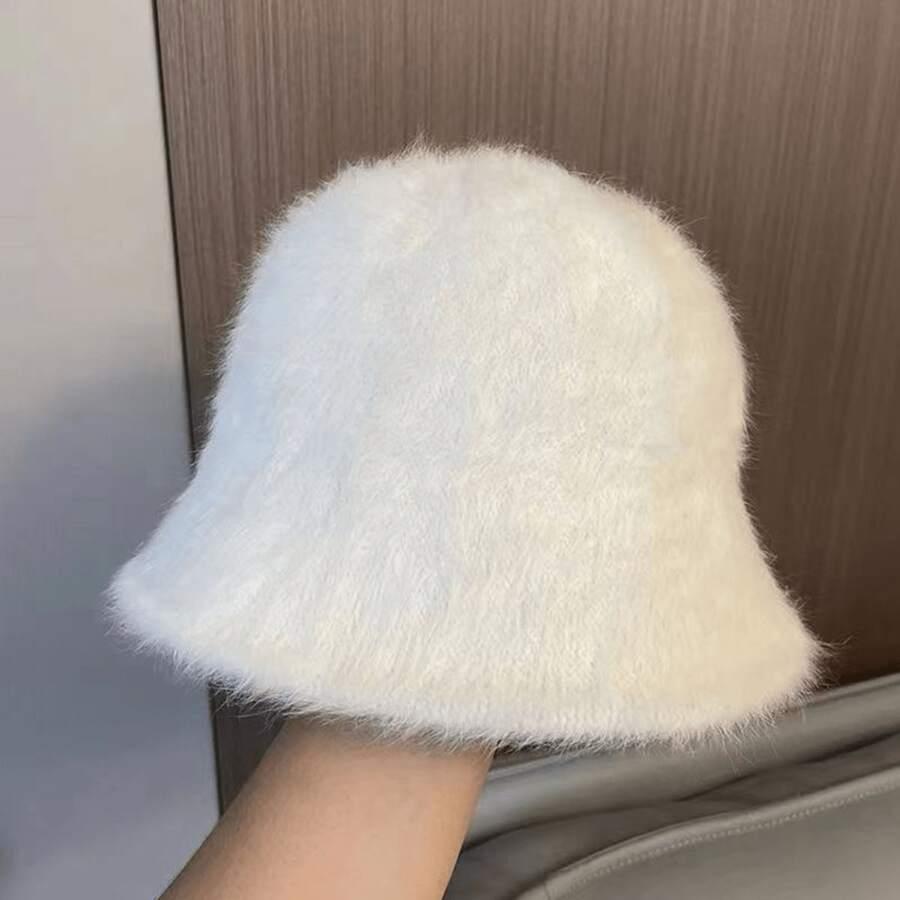 beżowa czapka imitacja futra