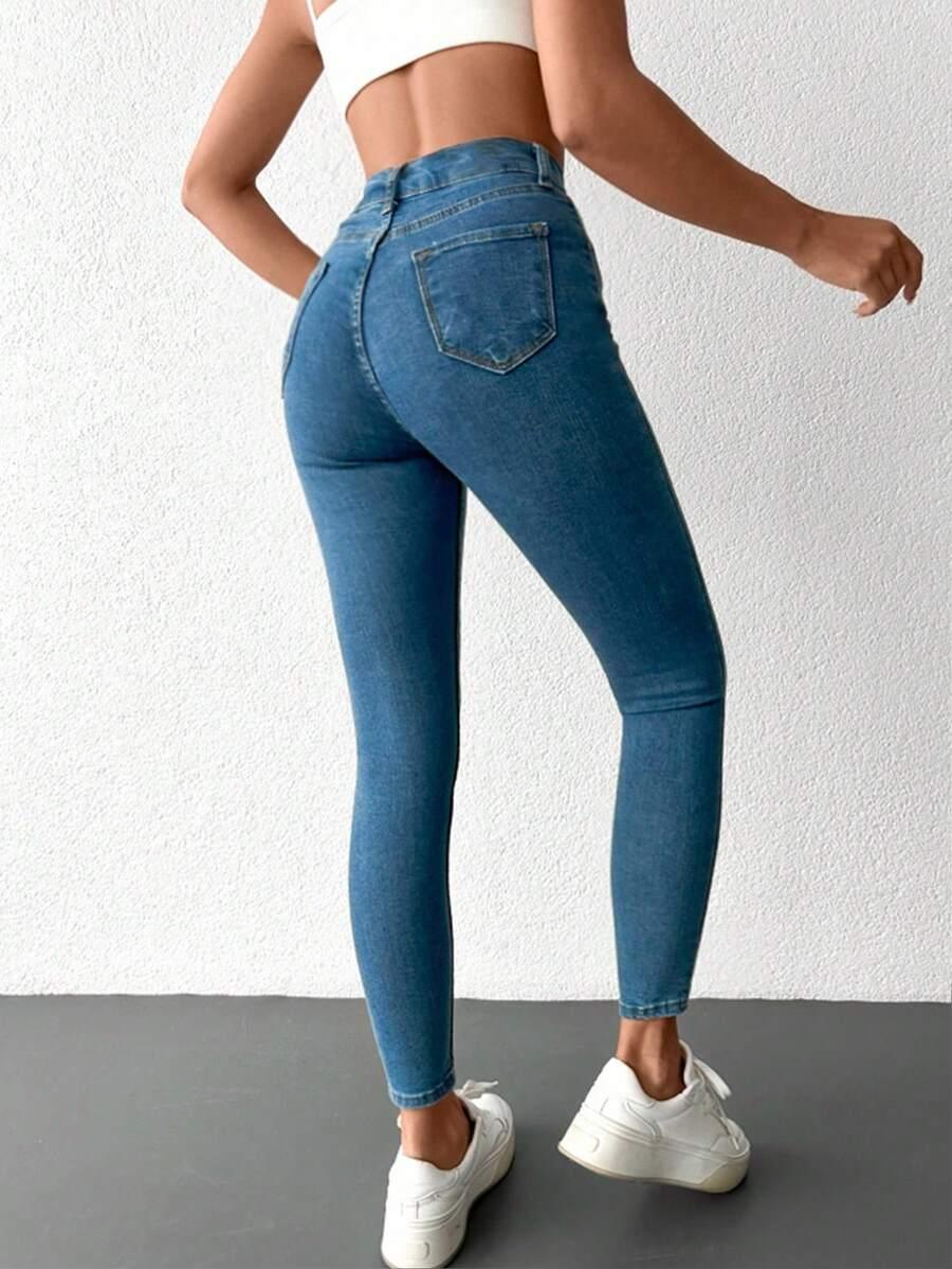 niebieskie spodnie jeans rurki ripped