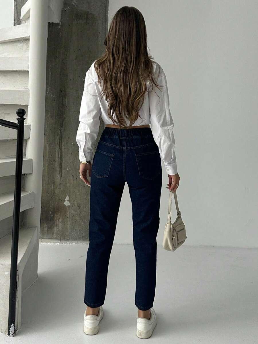 granatowe spodnie jeans