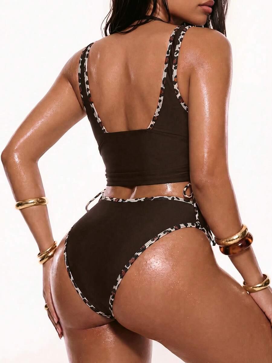 brązowa góra od bikini