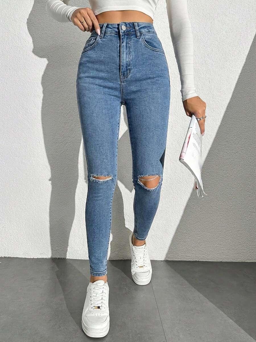 niebieskie spodnie jeans