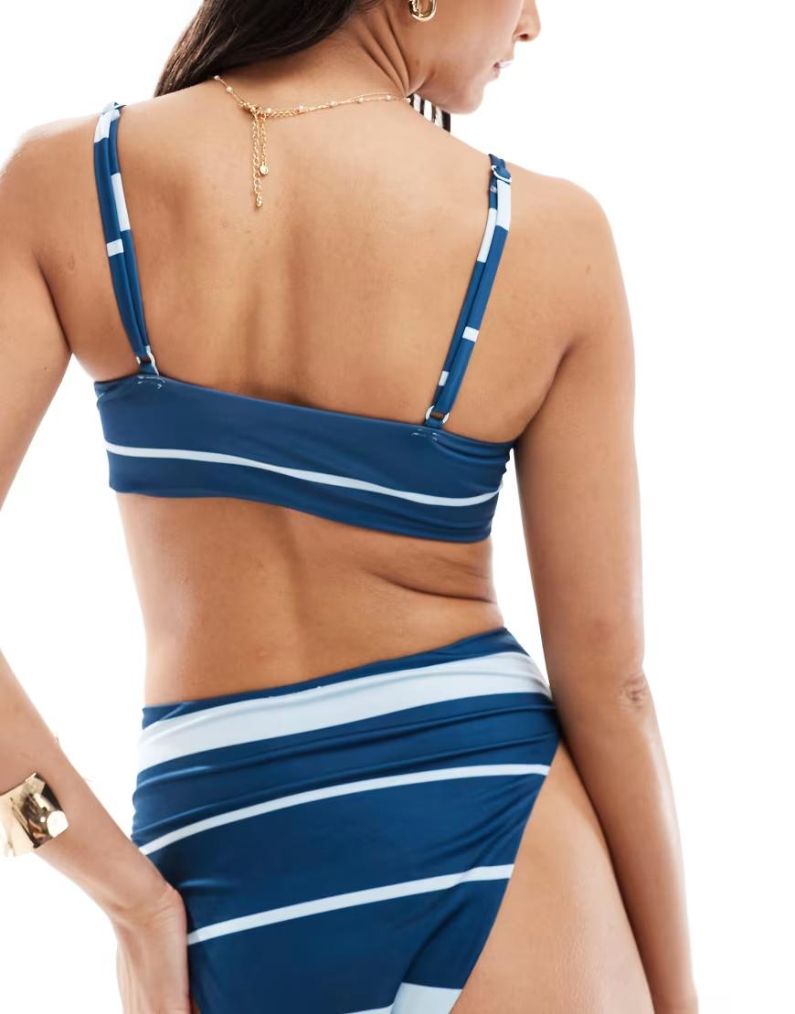 niebieska góra od bikini