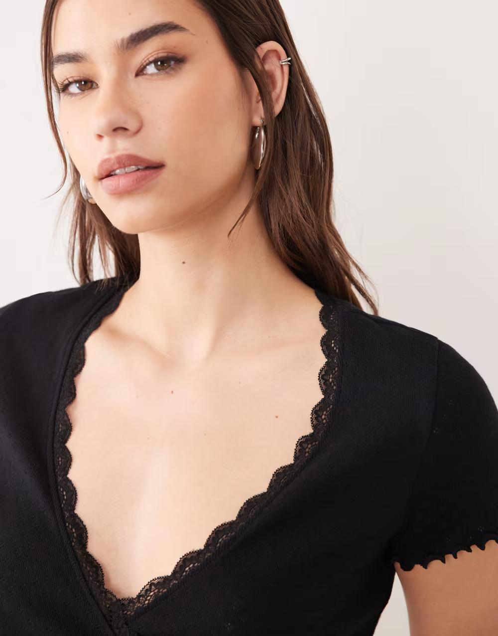 CZARNY TOP KRÓTKI RĘKAW ZIĄZANIE V-NECK