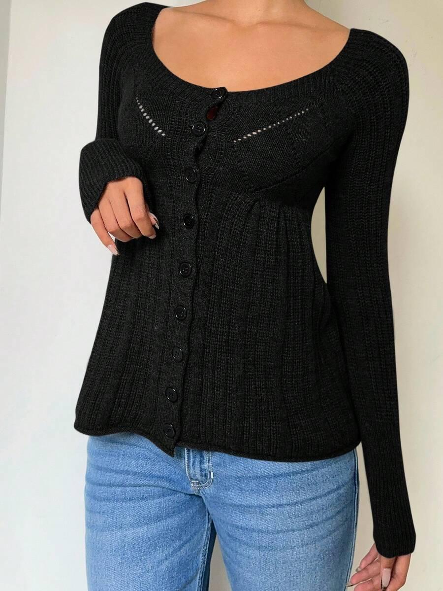 czarny sweter guziki