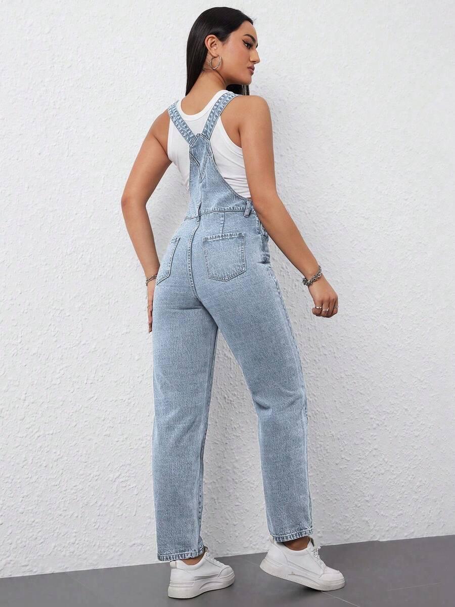 niebieski kombinezon ogrodniczki jeans
