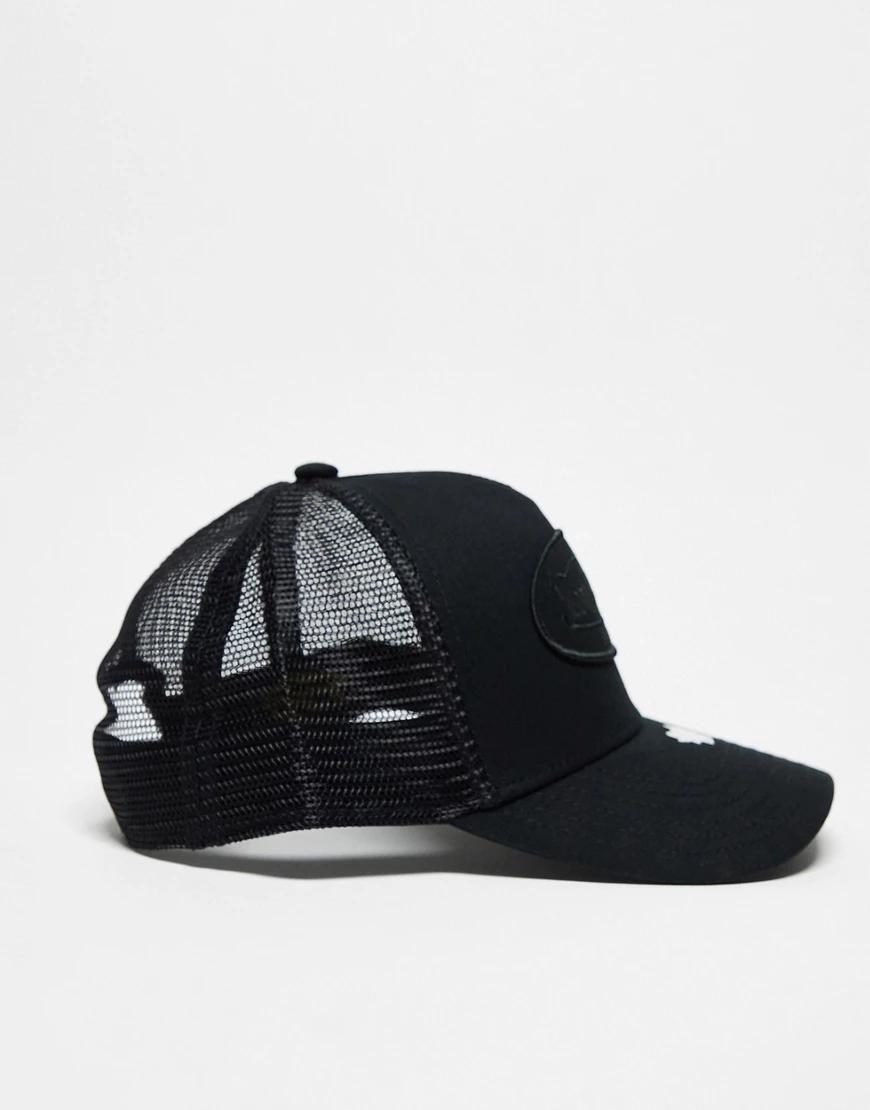 czarna czapka z daszkiem logo