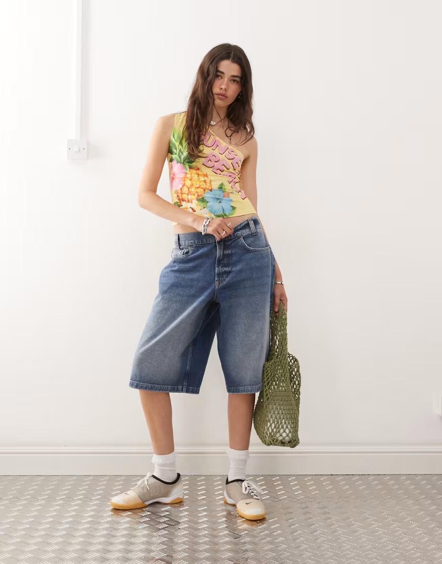niebieskie spodenki bermudy jeans