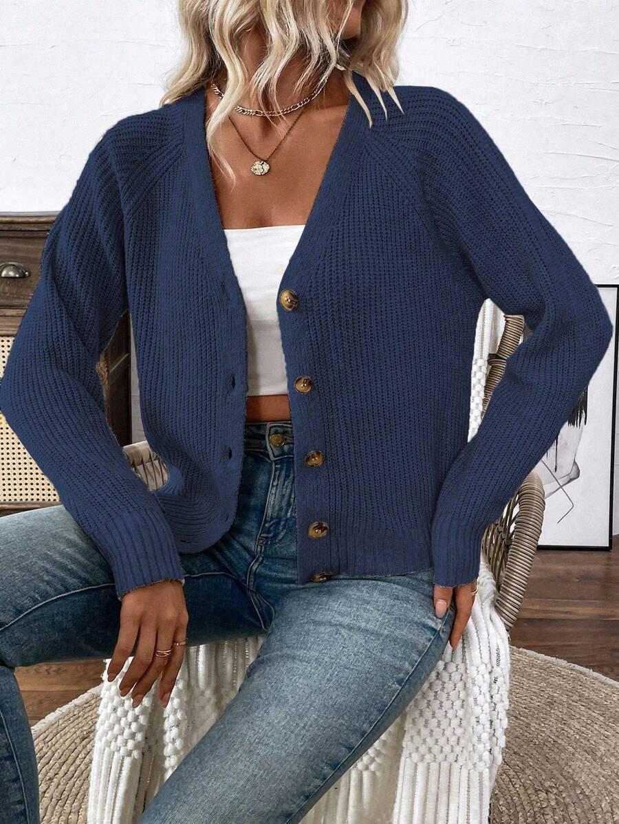 granatowy sweter guziki