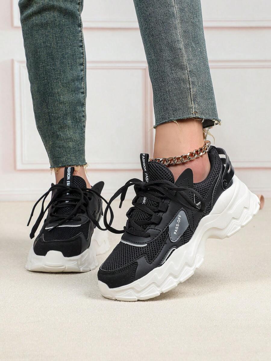 czarne sznurowane buty sportowe
