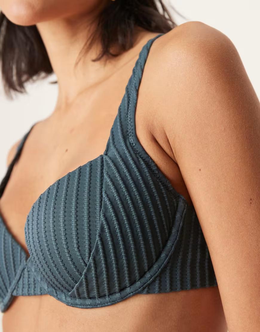 niebieska góra od bikini prążki