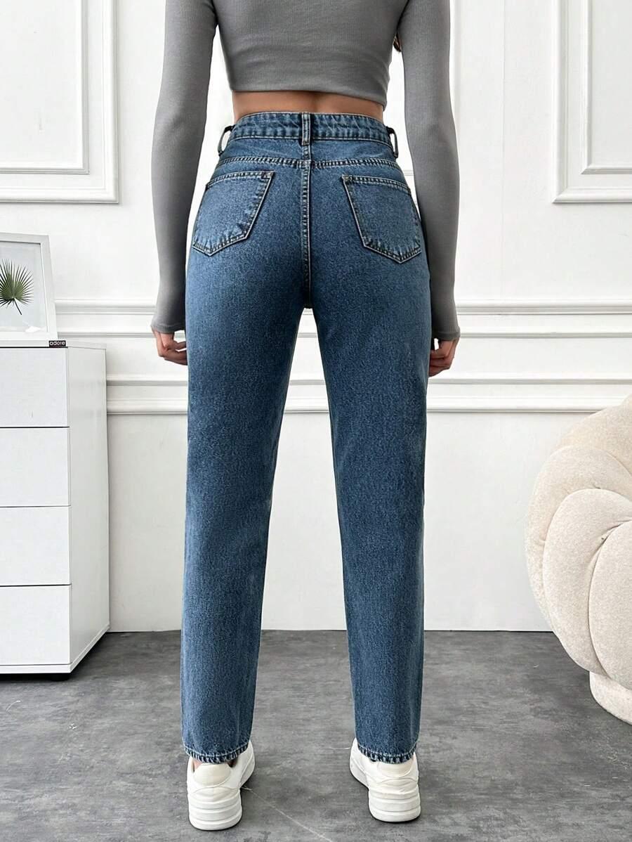 niebieskie spodnie jeans