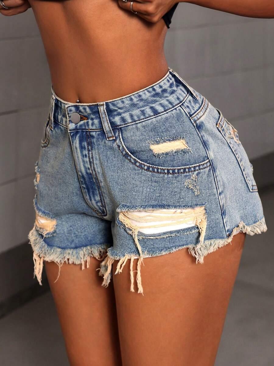 niebieskie spodenki jeans