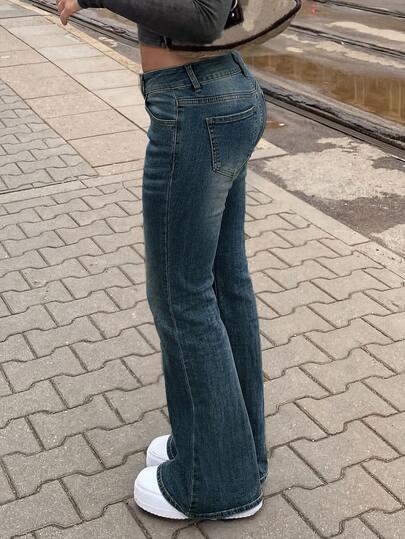 niebieskie spodnie jeans