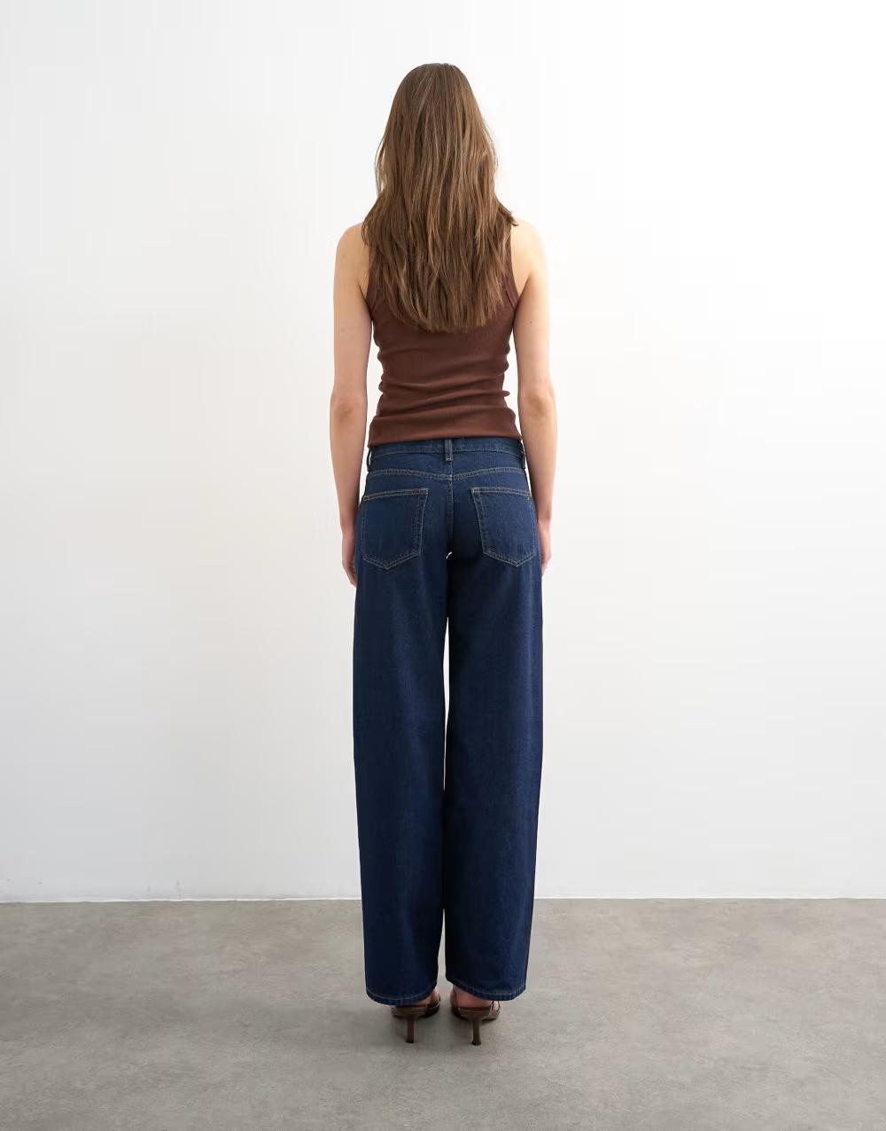 granatowe spodnie jeans z prostymi nogawkami
