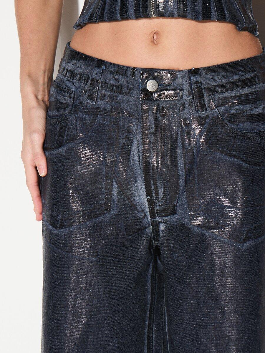 granatowe spodnie jeans
