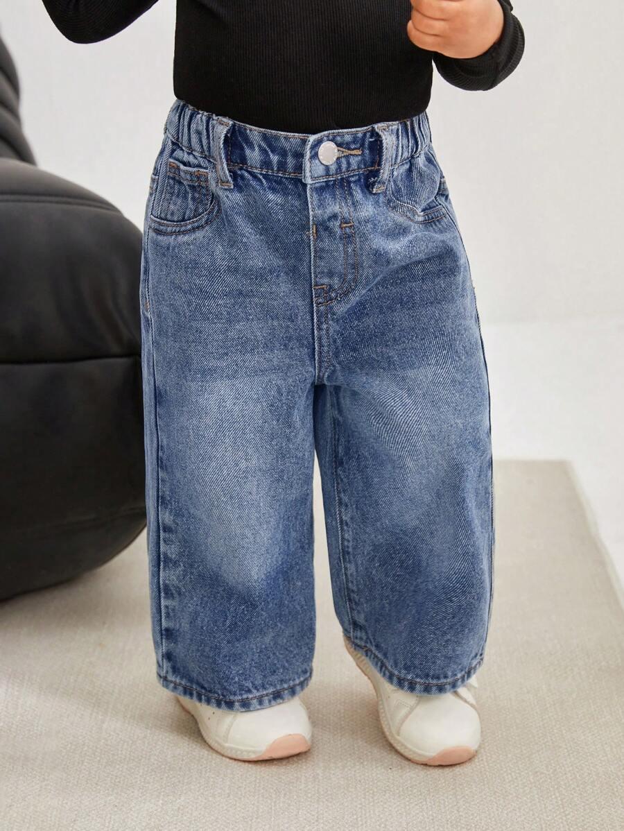 niebieskie spodenki jeans