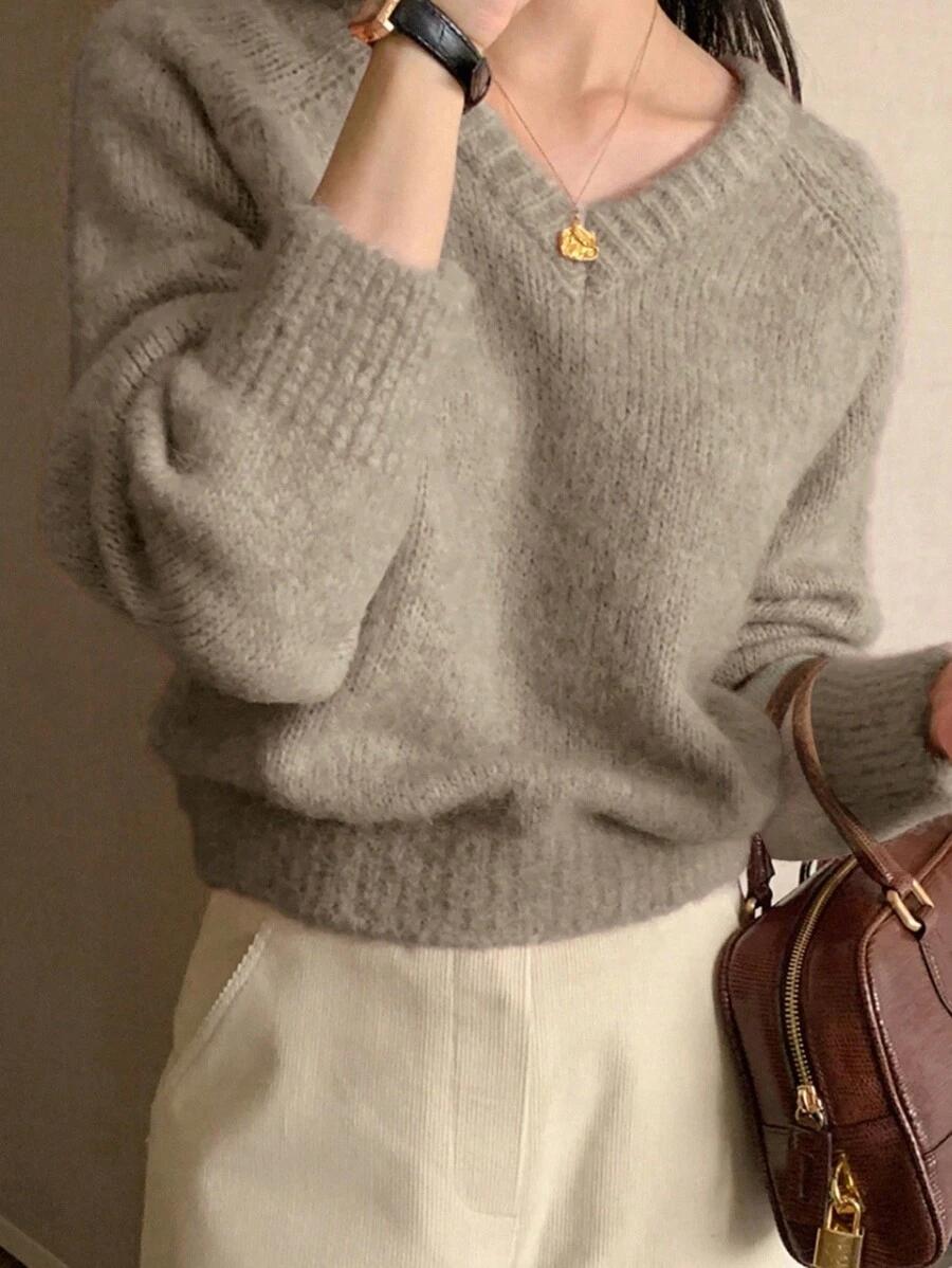 beżowy sweter v-neck