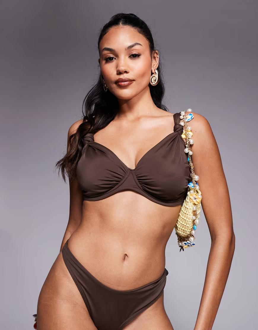 brązowa góra od bikini