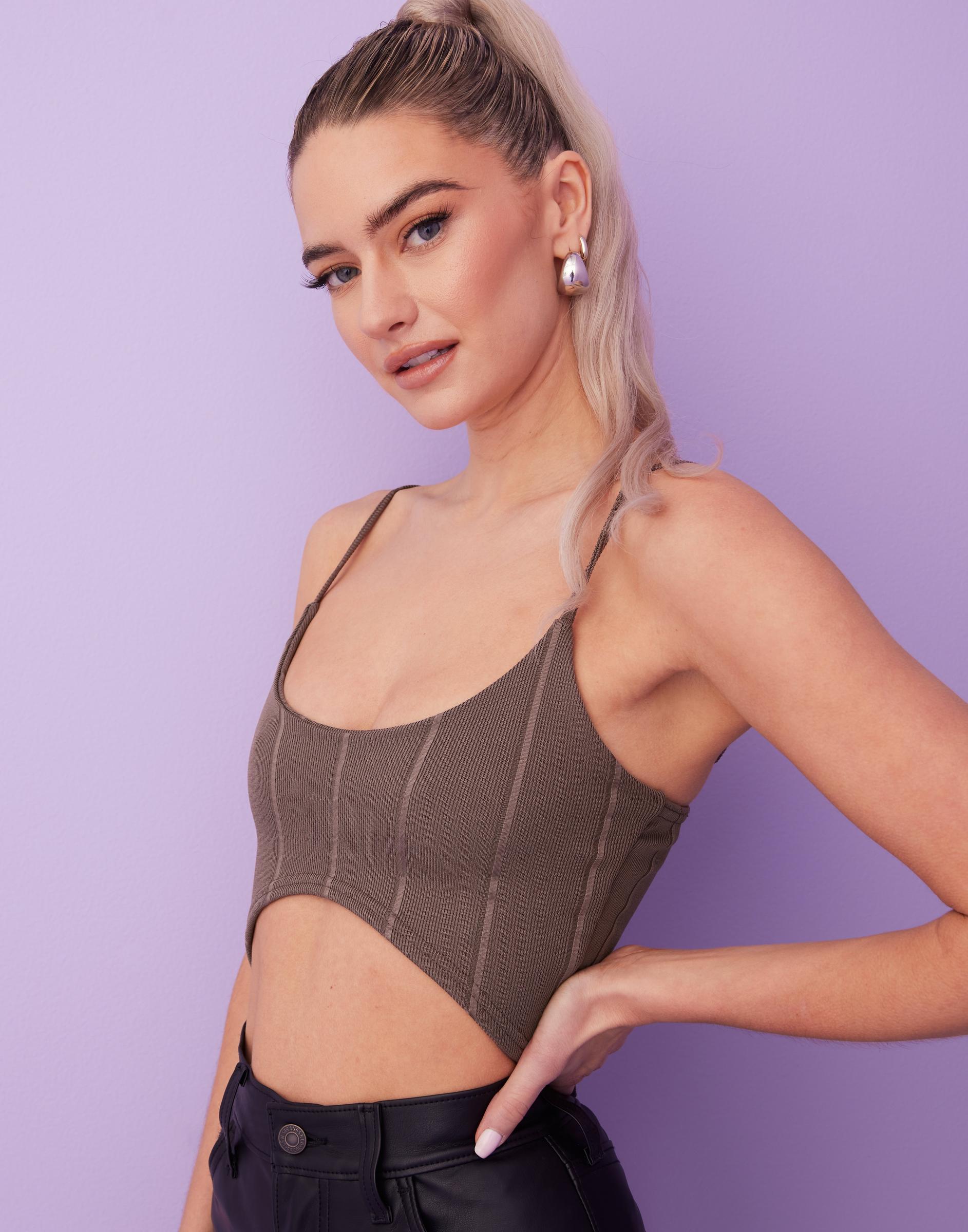 asymetryczny bandażowy crop top ramiączka