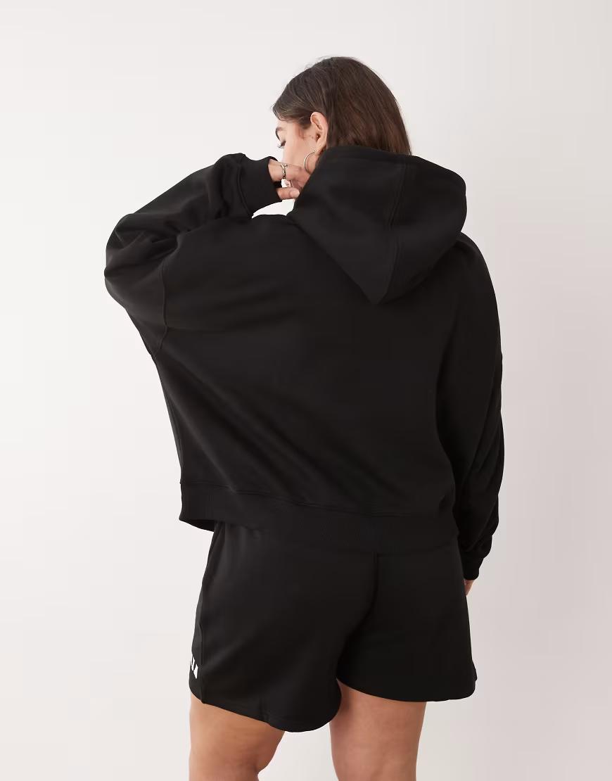 czarna bluza z kapturem logo