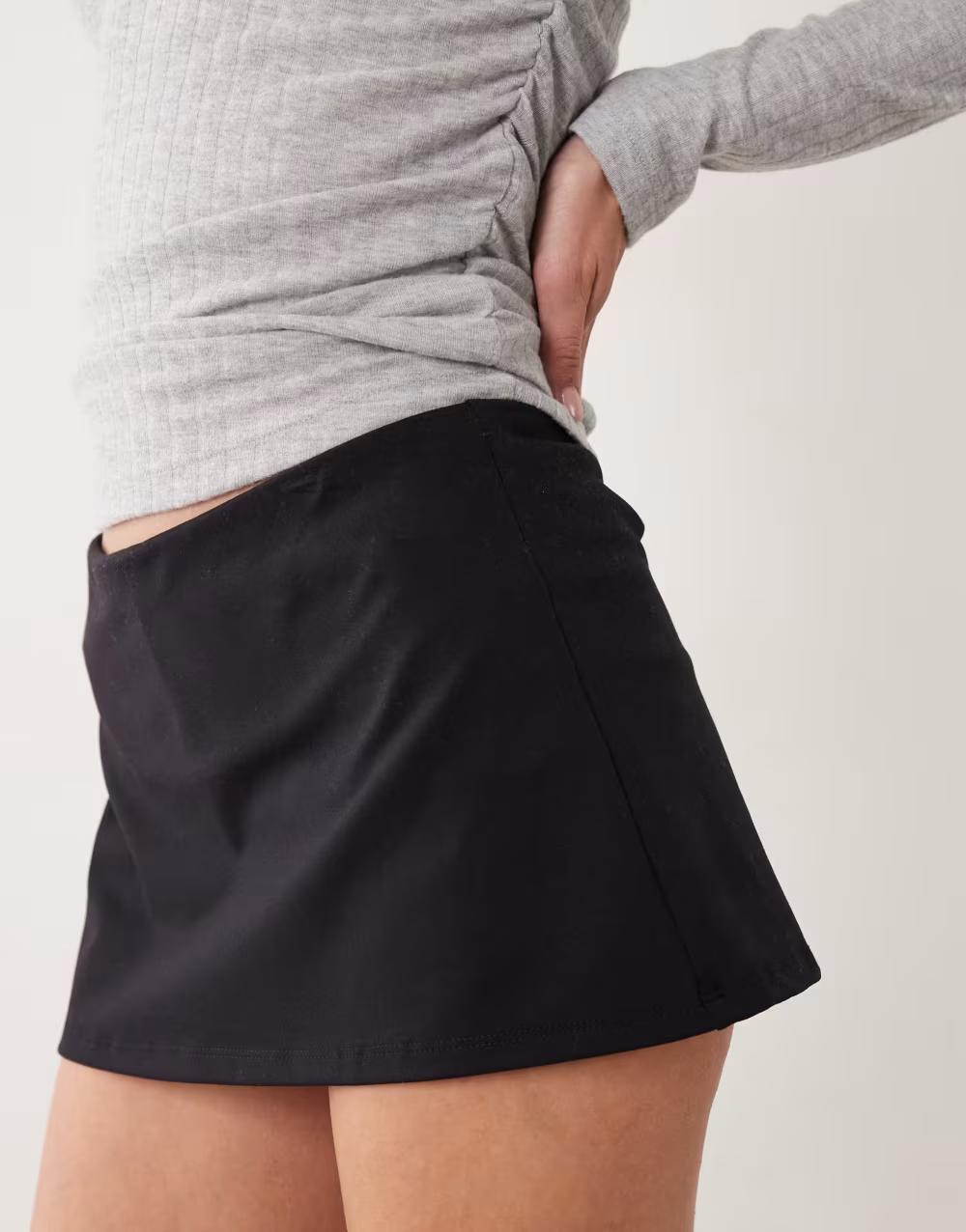 czarna mini spódnica casual