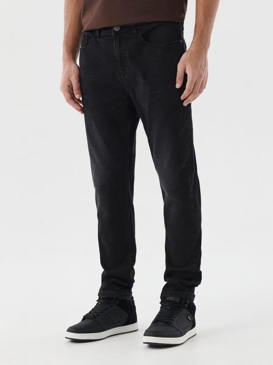 czarne spodnie carrot jeans