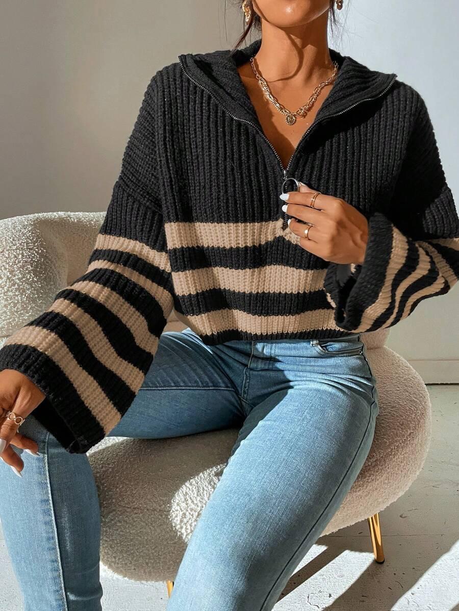 SWETER W PASKI Z ZAMKIEM