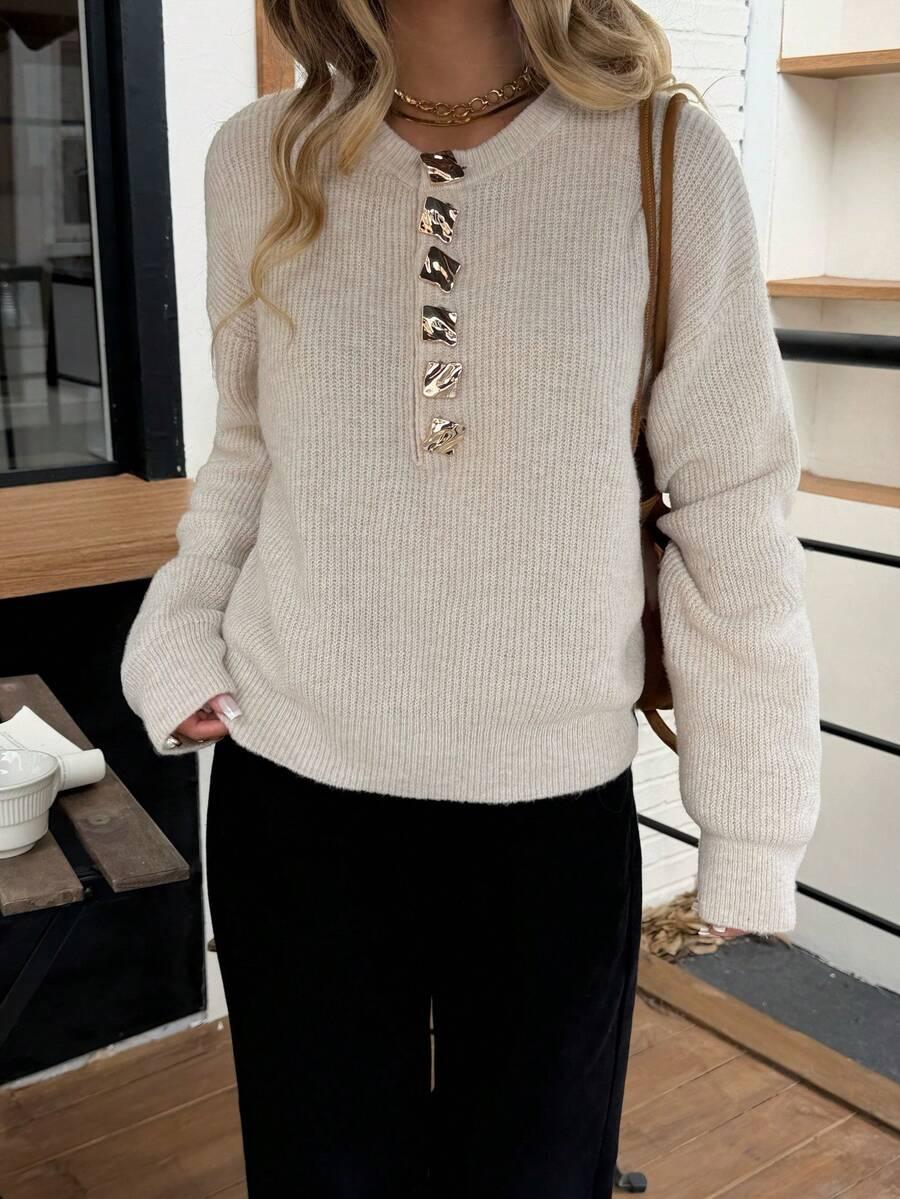 BEŻOWY SWETER GUZIKI