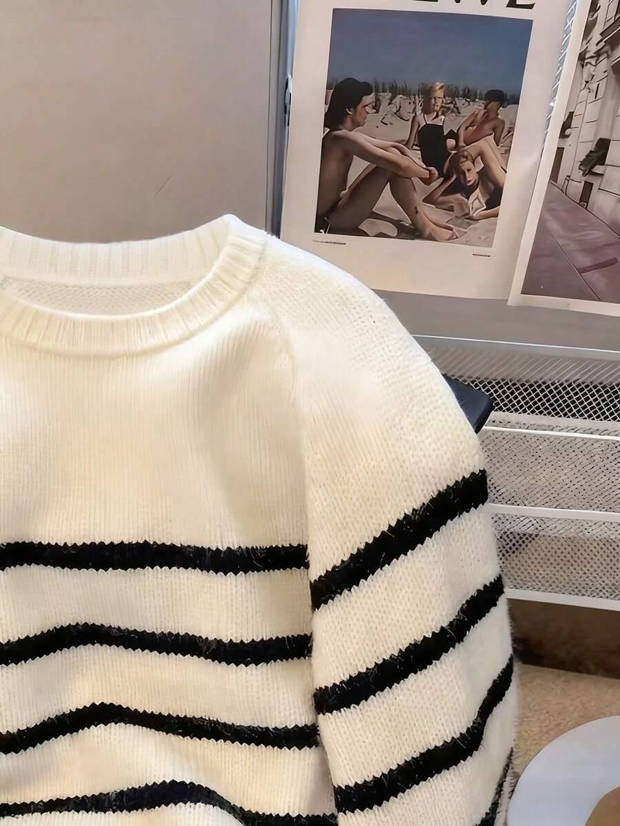SWETER W PASKI OKRĄGŁY DEKOLT