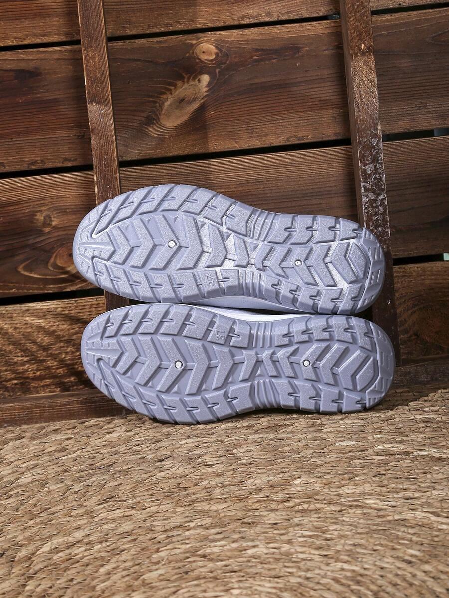 białe siateczkowe buty sportowe
