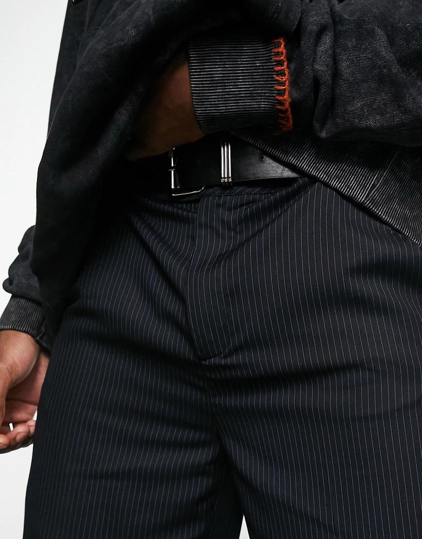 granatowe proste spodnie paski kontrast