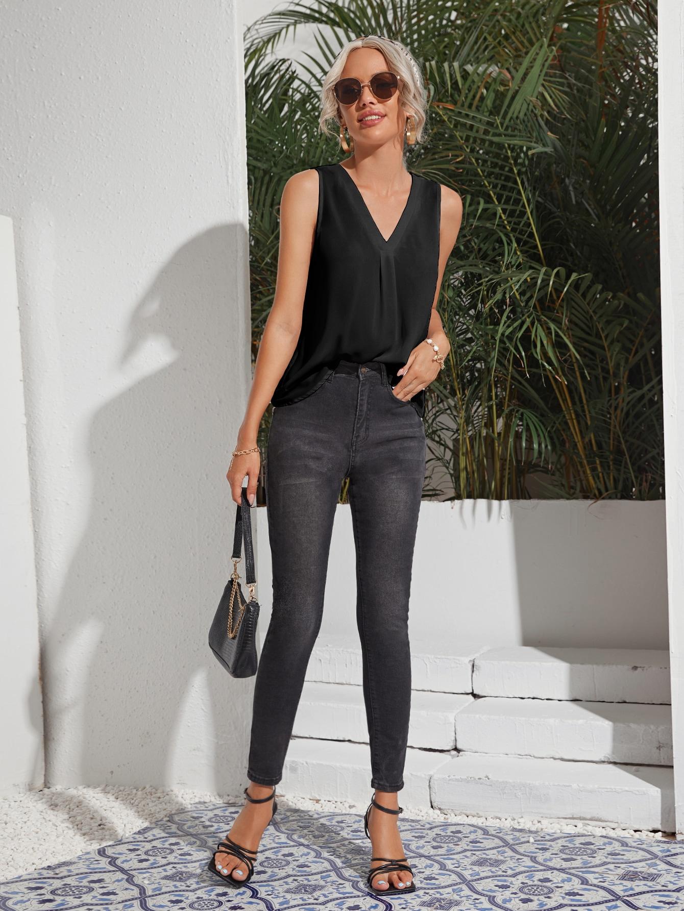 CZARNA BLUZKA V NECK