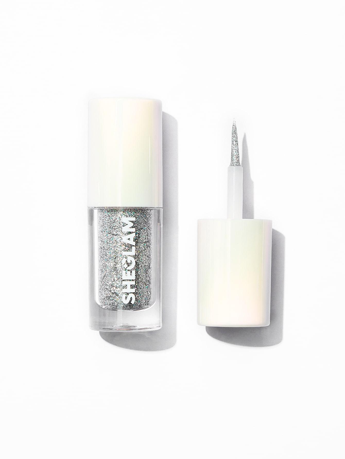 srebrny brokatowy eyeliner w pędzelku