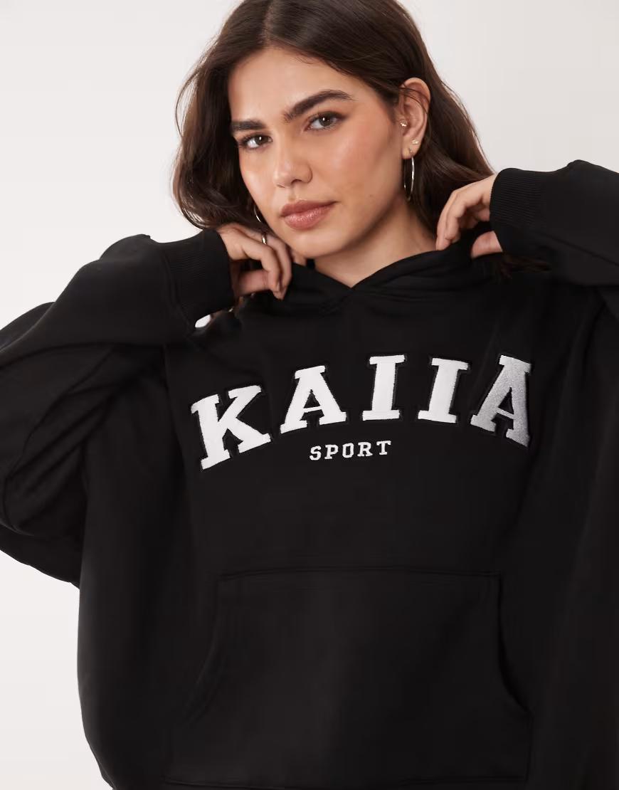 czarna bluza z kapturem logo