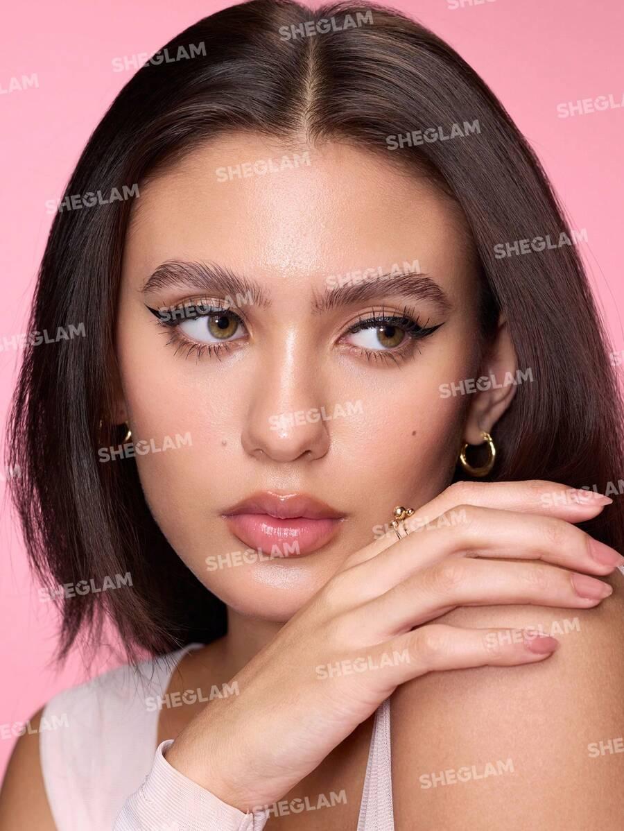 CZARNY EYELINER W PISAKU