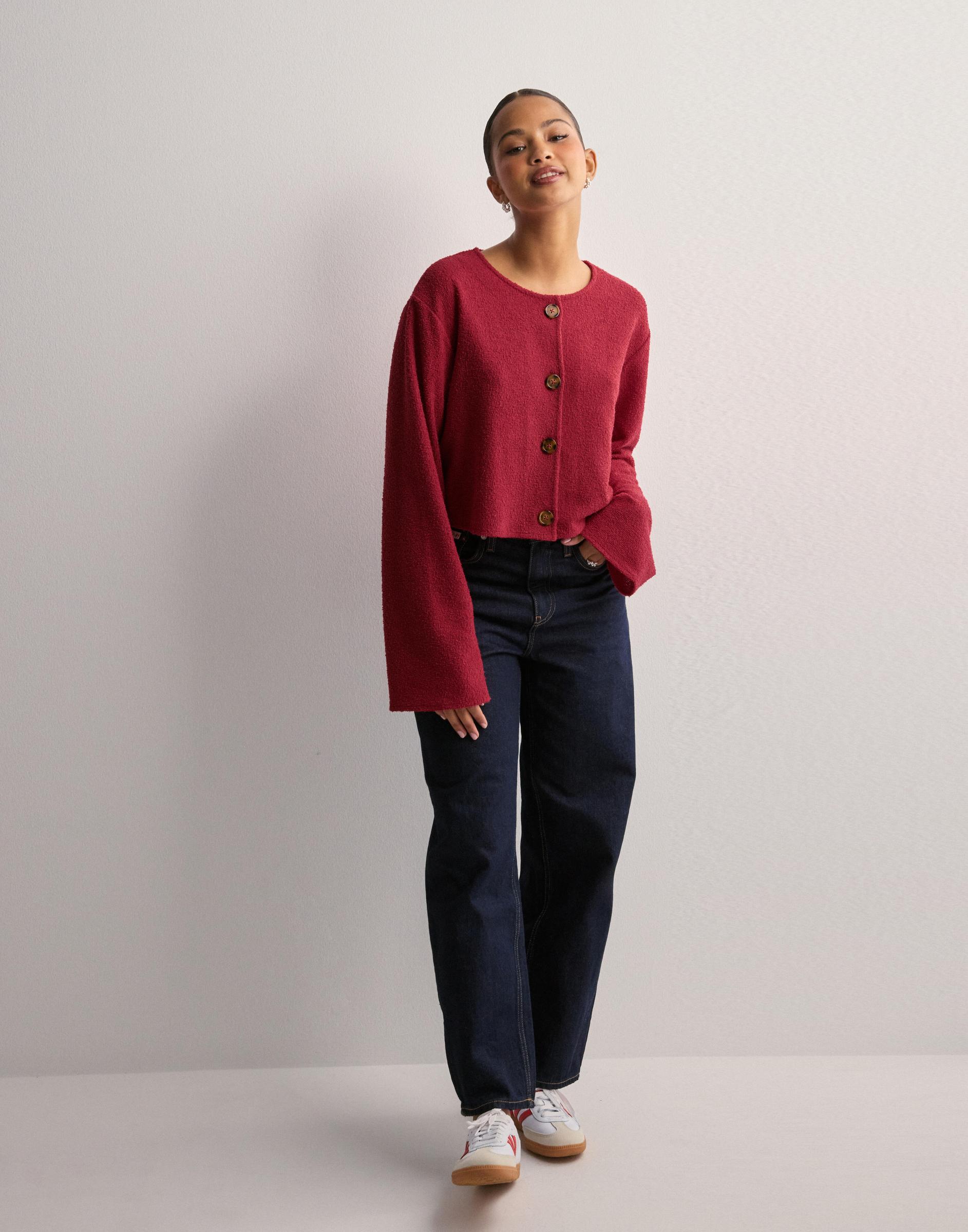 CZERWONY SWETER GUZIKI