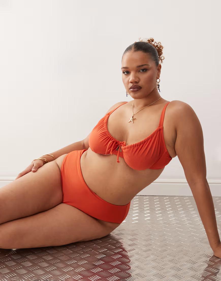 pomarańczowa góra od bikini